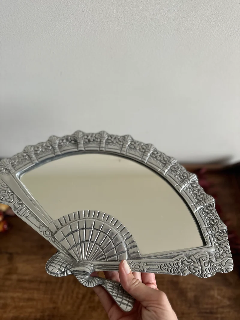 Miroir en forme d'éventail en étain années 80