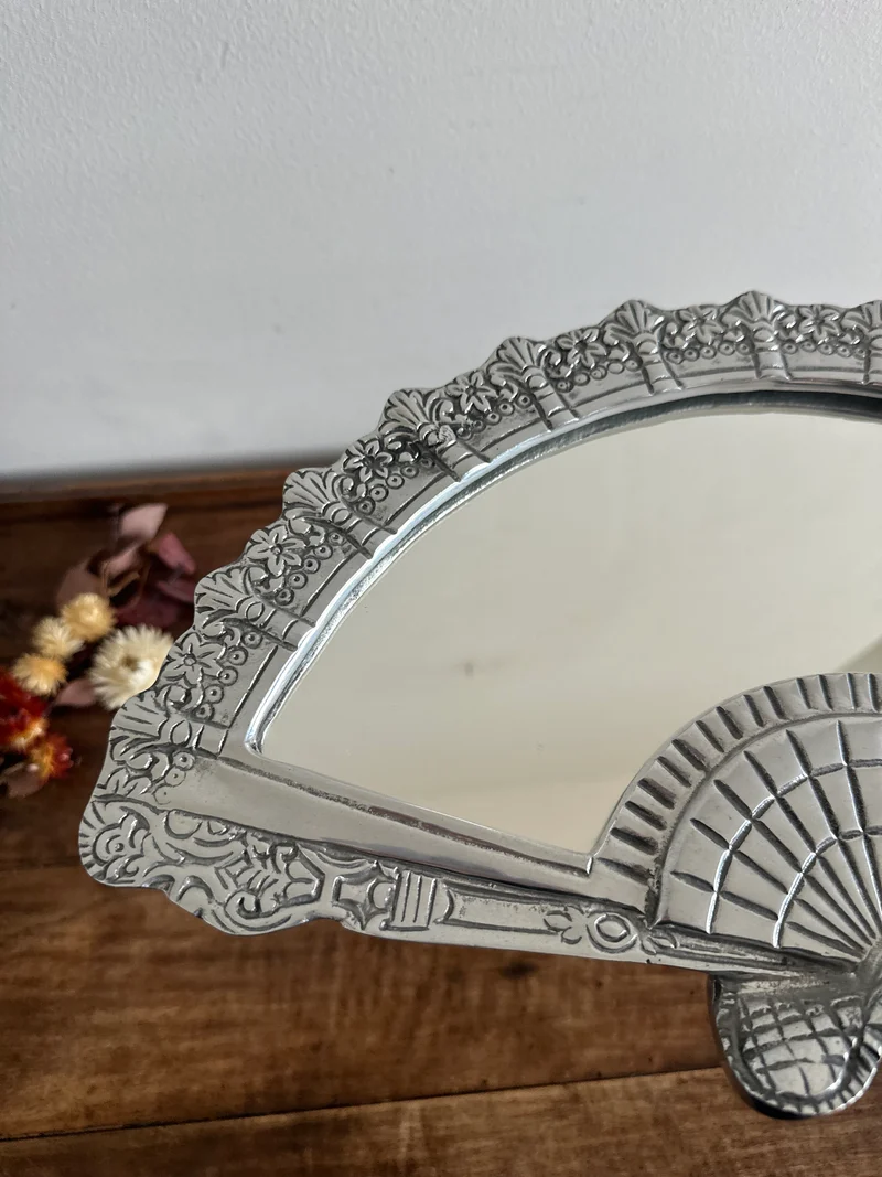 Miroir en forme d'éventail en étain années 80