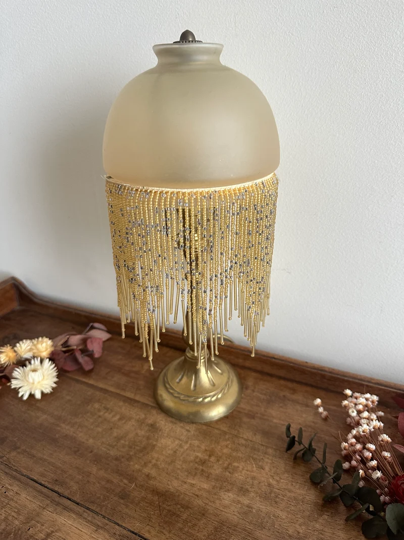 Lampe de chevet style Charleston globe orangé à perles années 70