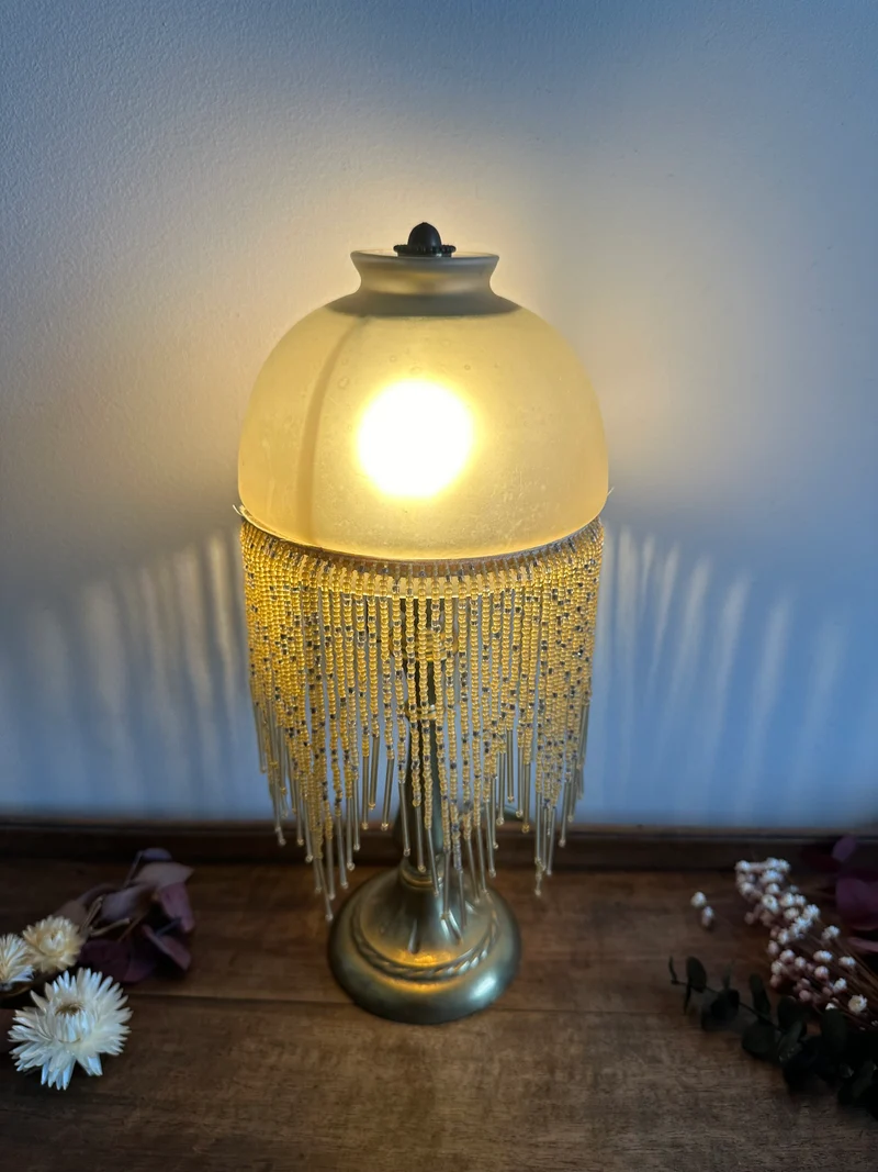 Lampe de chevet style Charleston globe orangé à perles années 70