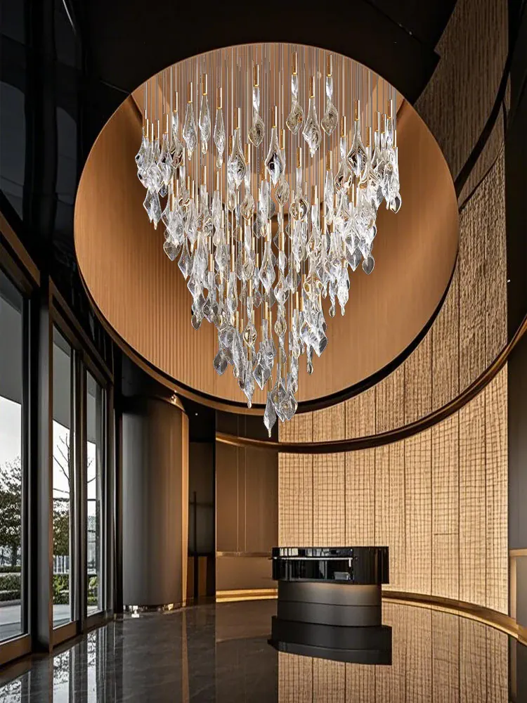 Grand Lustre en Escalier de Cristaux Suspendus