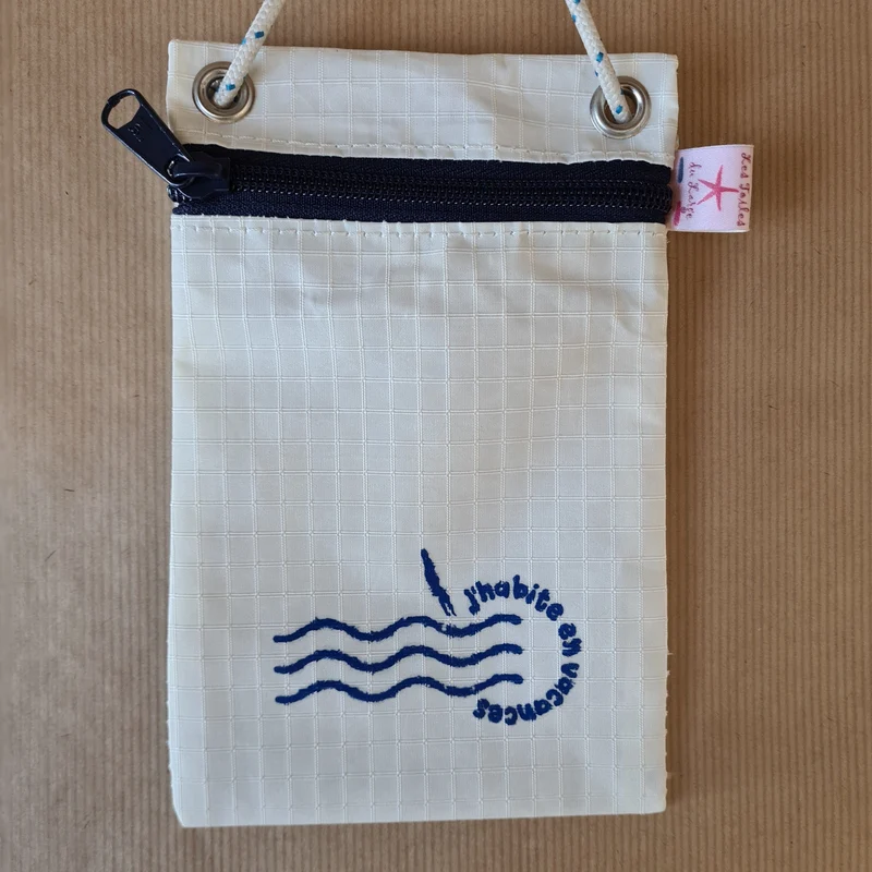 Pochette téléphone "j'habite en vacances"