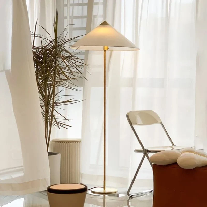 Lampadaire Bohème en Rotin ou Tissu – Chapeau Pointu, 2 Styles