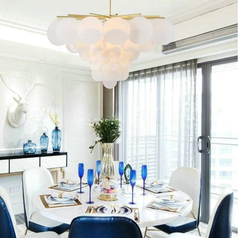 Lustre Boule Blanche Opaline à Branches Dorées – Ambiance Nuage Douce