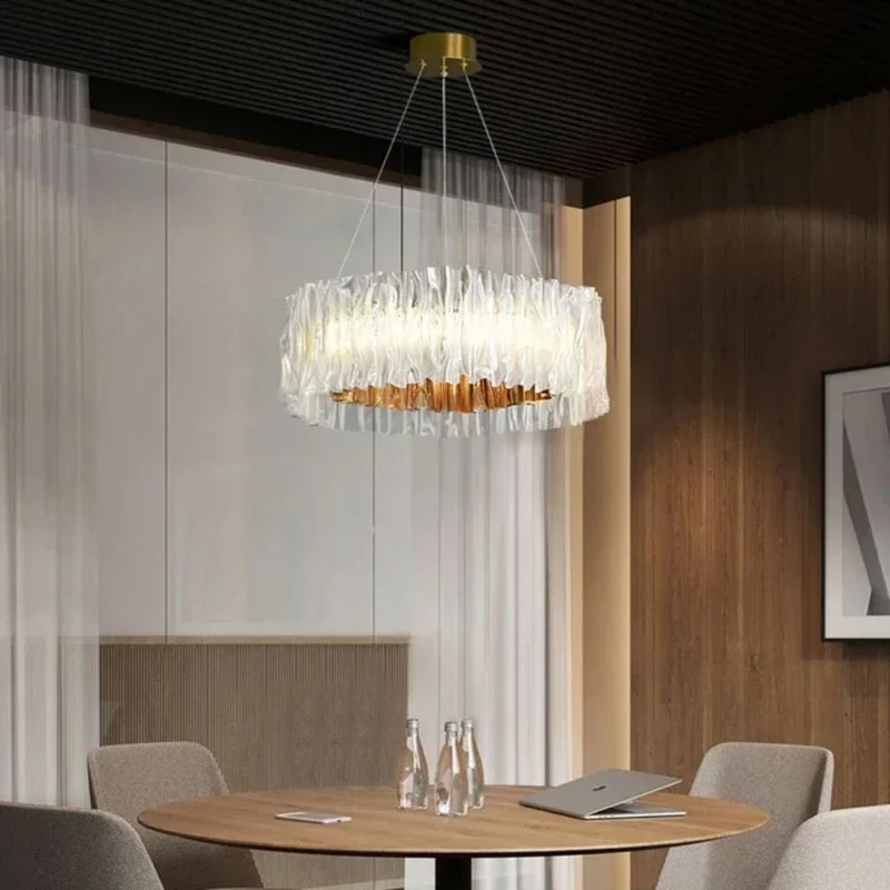 Lustre Contemporain Ondulé Blanc et Doré – Point Focal Élégant