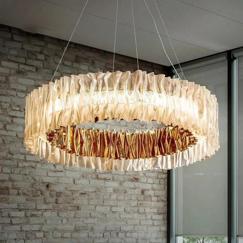 Lustre Contemporain Ondulé Blanc et Doré – Point Focal Élégant