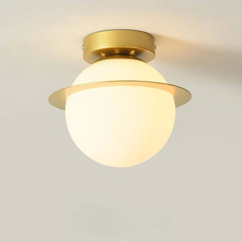 Petit Plafonnier Verre Opaline et Doré – Ambiance Feutrée Compacte