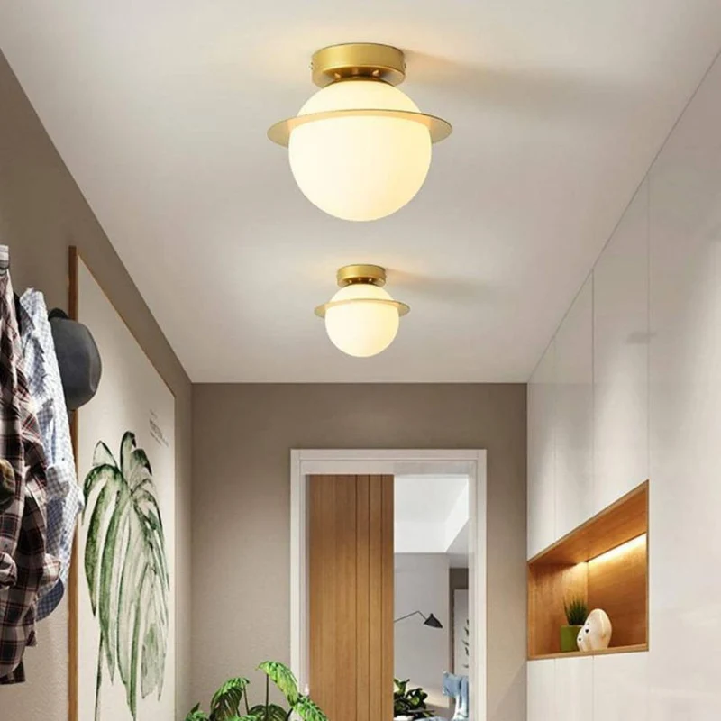 Petit Plafonnier Verre Opaline et Doré – Ambiance Feutrée Compacte