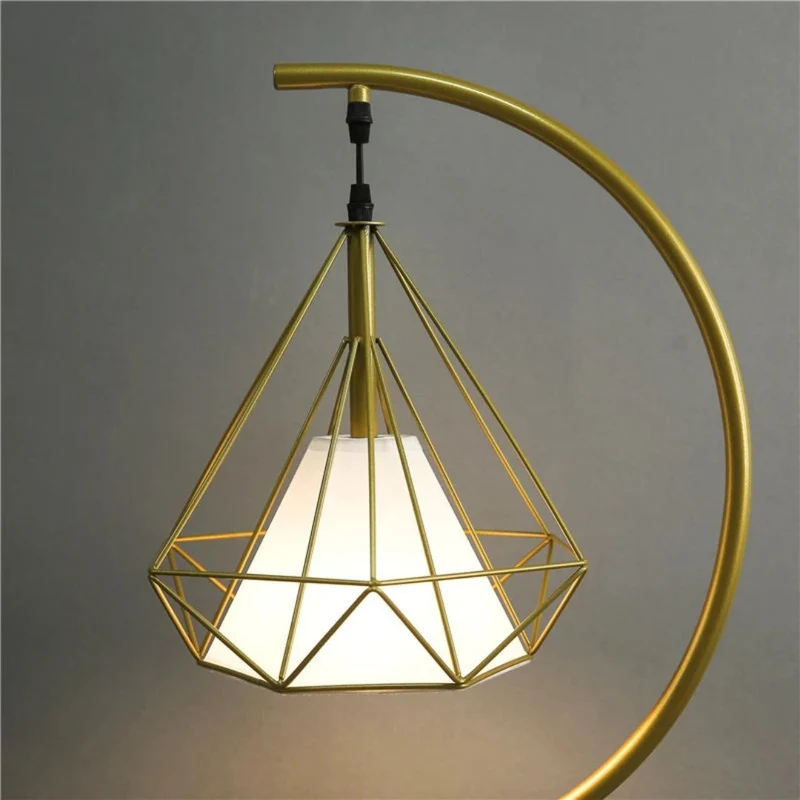 Lampadaire Noir et Or à Cage Suspendue – Pied Triangle, Chevet Idéal
