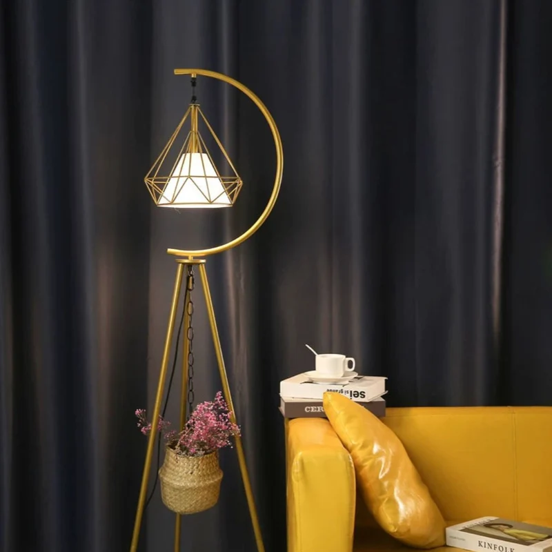 Lampadaire Noir et Or à Cage Suspendue – Pied Triangle, Chevet Idéal