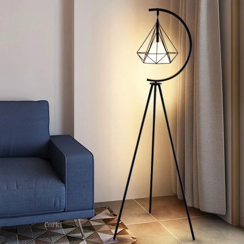 Lampadaire Noir et Or à Cage Suspendue – Pied Triangle, Chevet Idéal