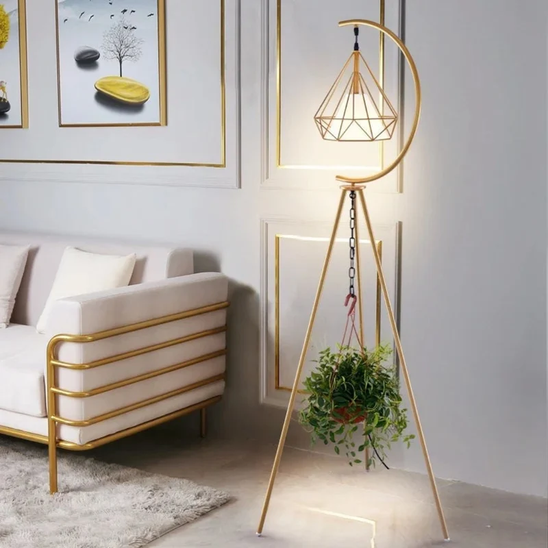 Lampadaire Noir et Or à Cage Suspendue – Pied Triangle, Chevet Idéal