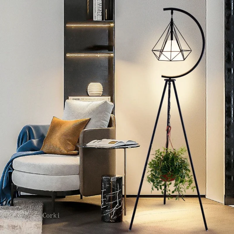 Lampadaire Noir et Or à Cage Suspendue – Pied Triangle, Chevet Idéal