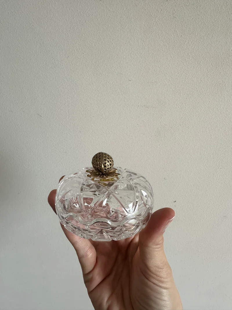 Bonbonnière en cristal surmontée d'une petite fraise