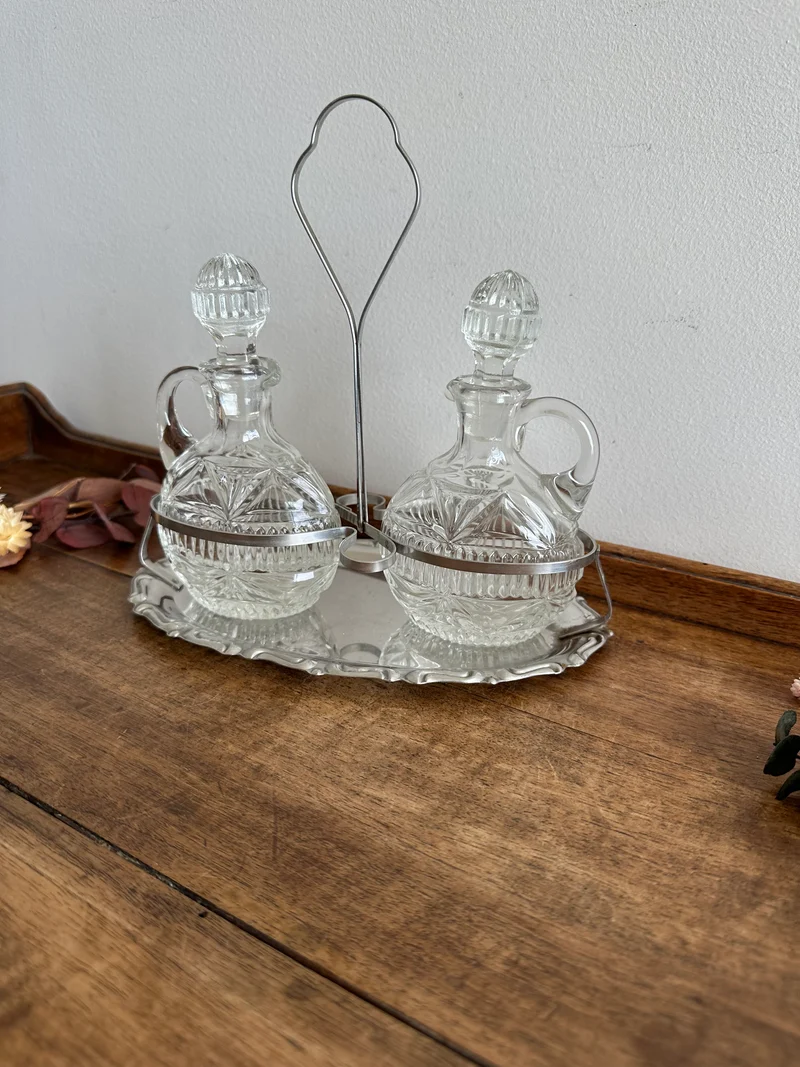 Serviteur de table ciselé en métal et verre