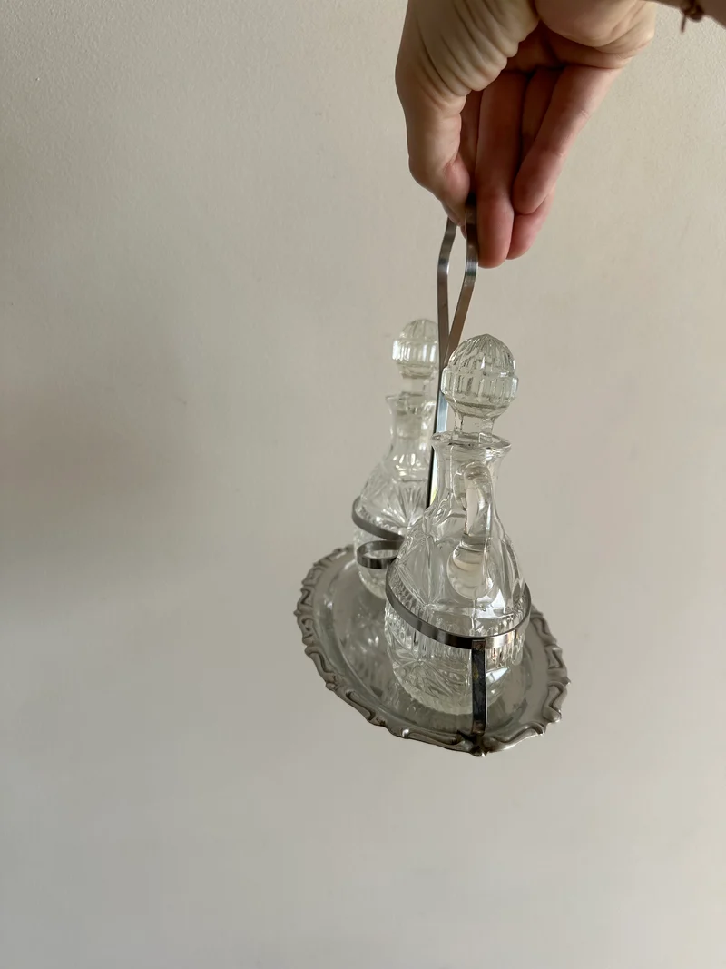 Serviteur de table ciselé en métal et verre