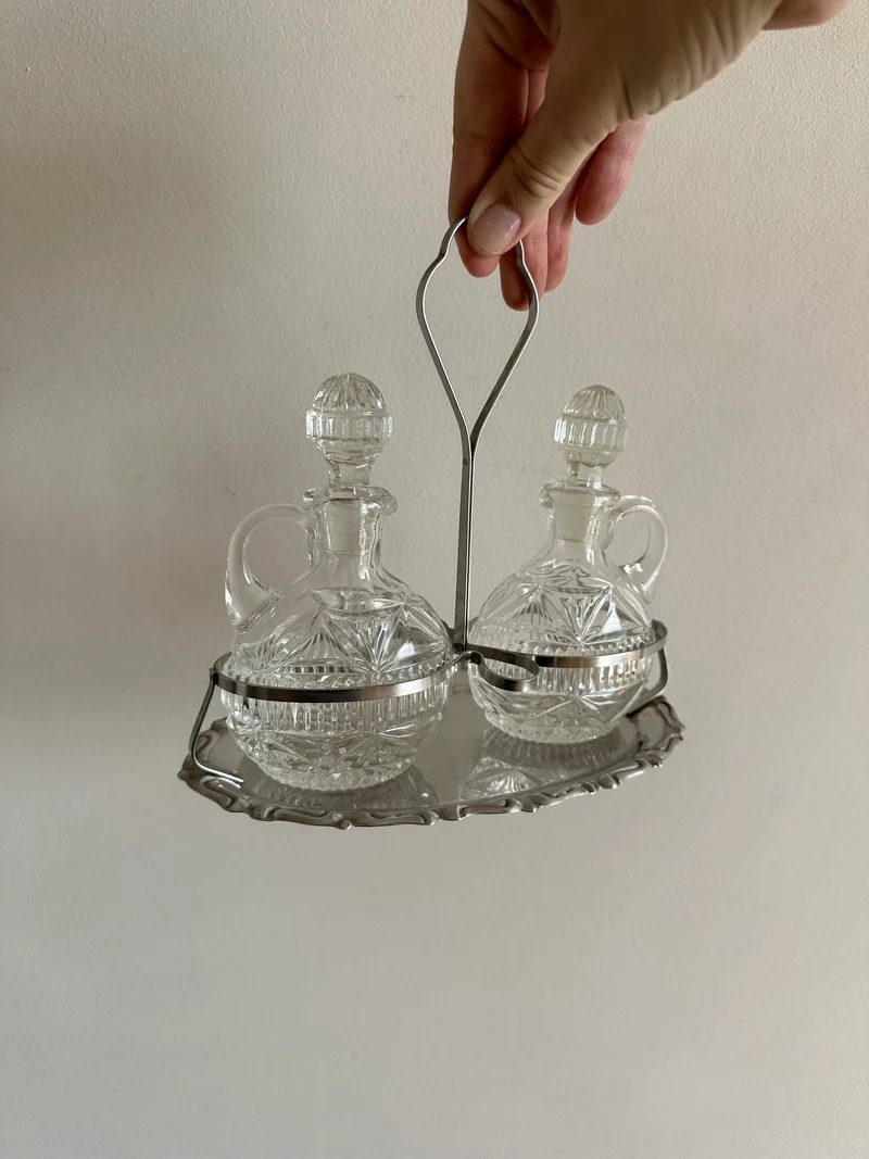 Serviteur de table ciselé en métal et verre