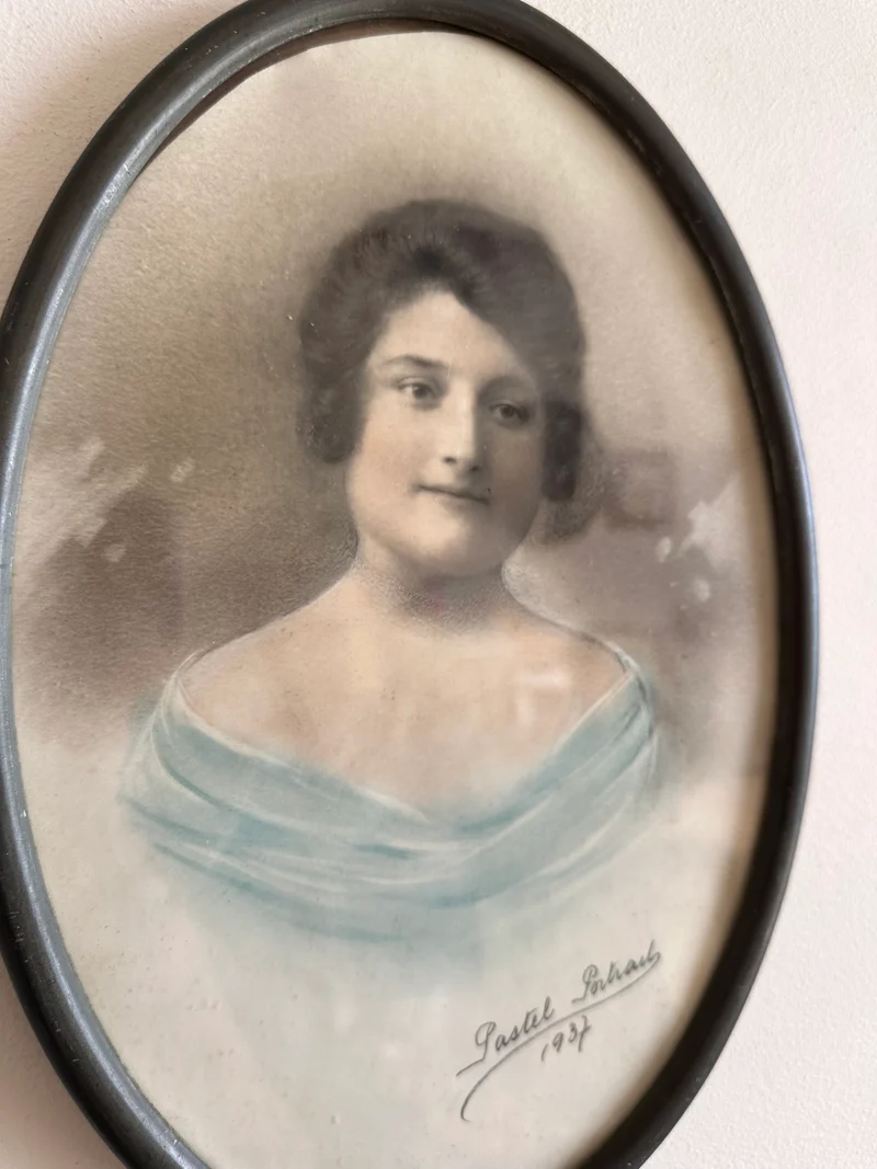Portrait de jeune femme robe bleue rehaussé à la main 1937