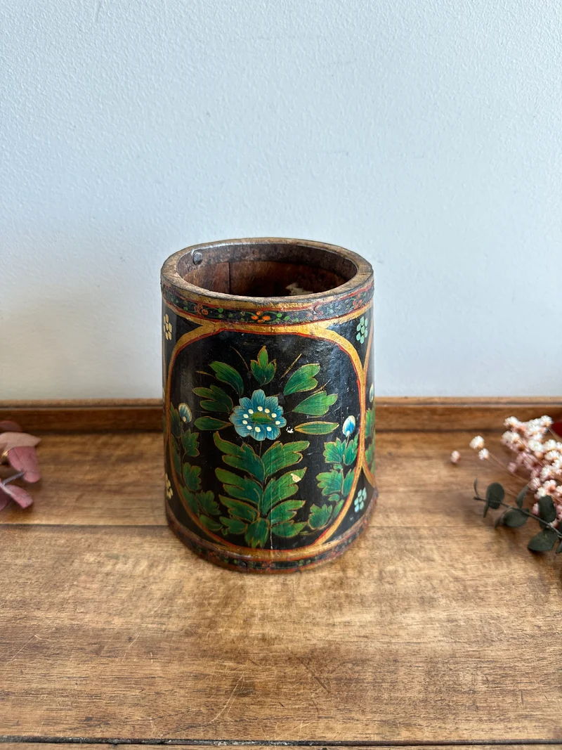 Cache pot en bois cerclé de métal peint à la main début XXème