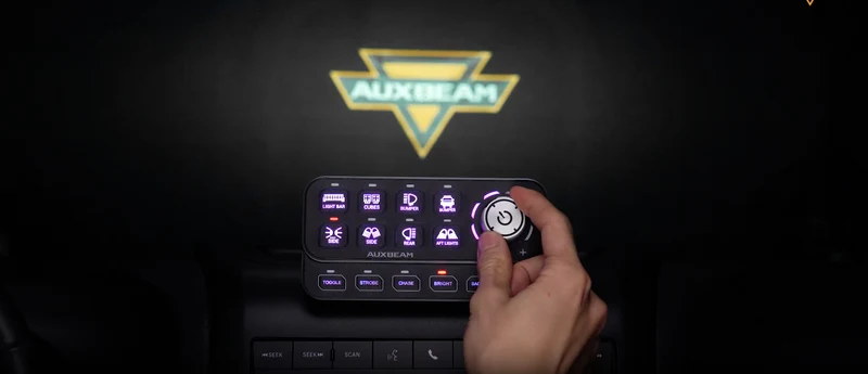 Panneau de commande Auxbeam 8 voies avec bouton de réglage / Fonctions de variation d'intensité, de poursuite et dynamiques