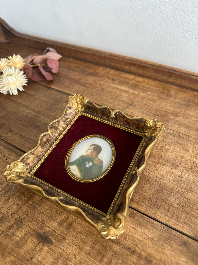 Miniature sur porcelaine Empereur Napoléon bonaparte sur velours rouge