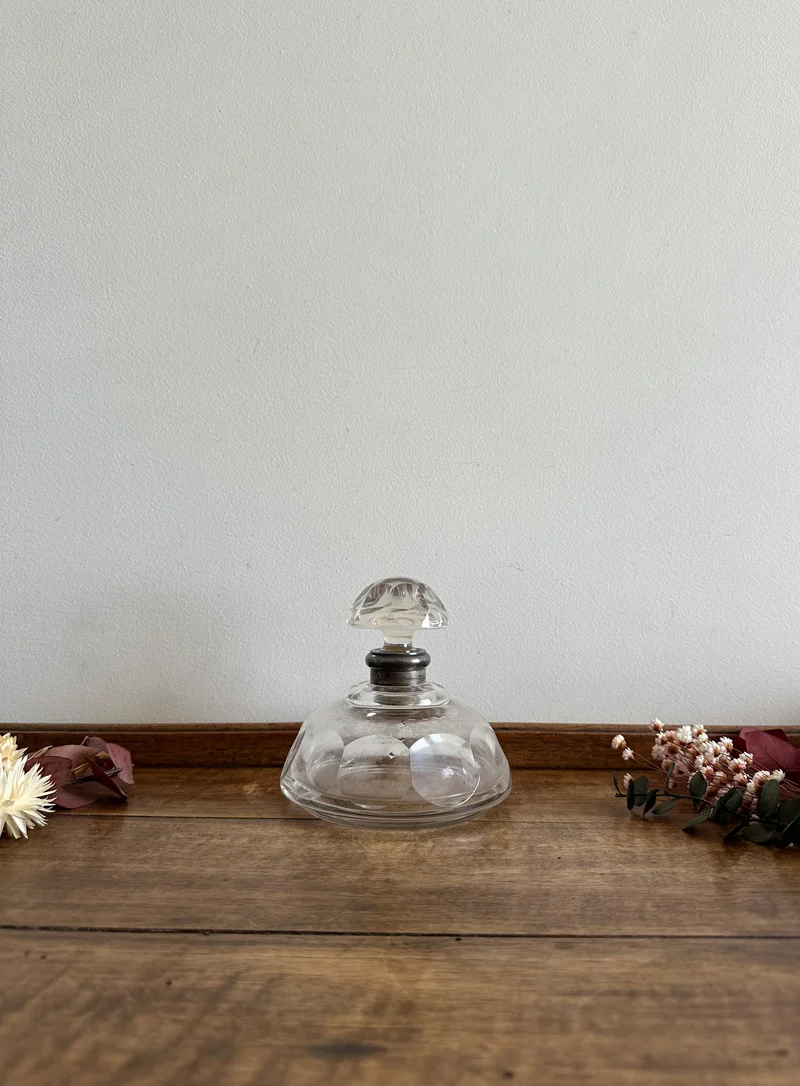 Flacon en verre moulé armature en argent