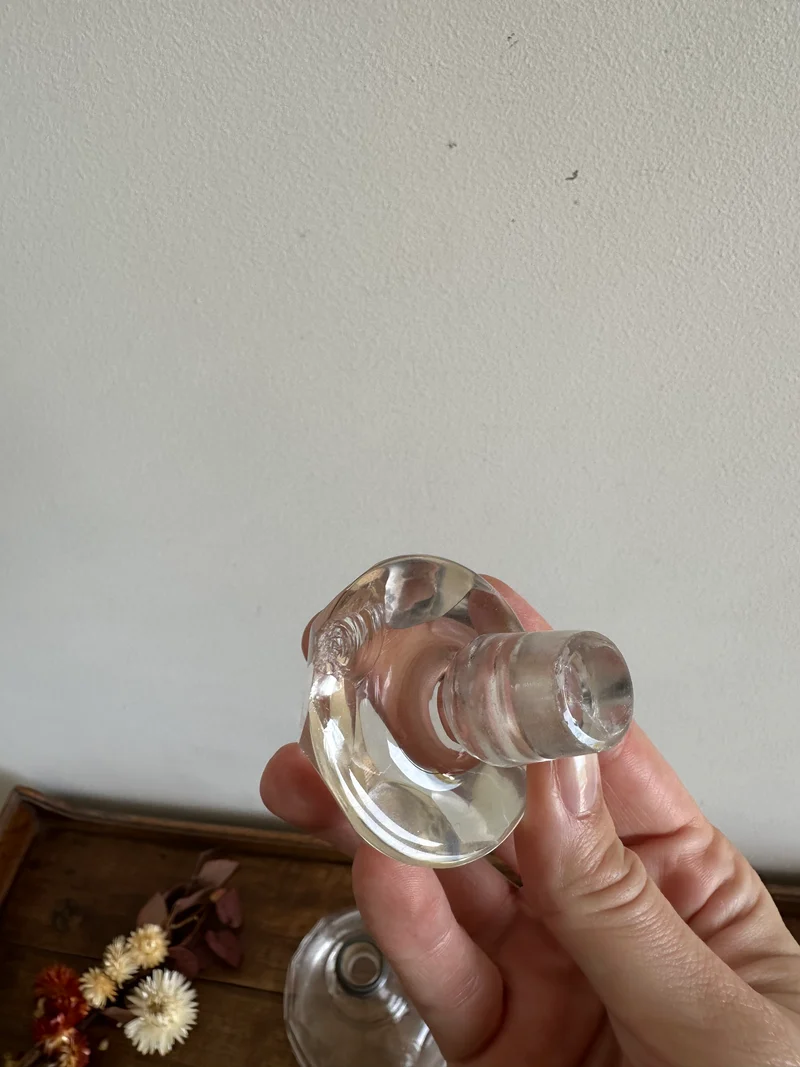 Flacon en verre moulé armature en argent
