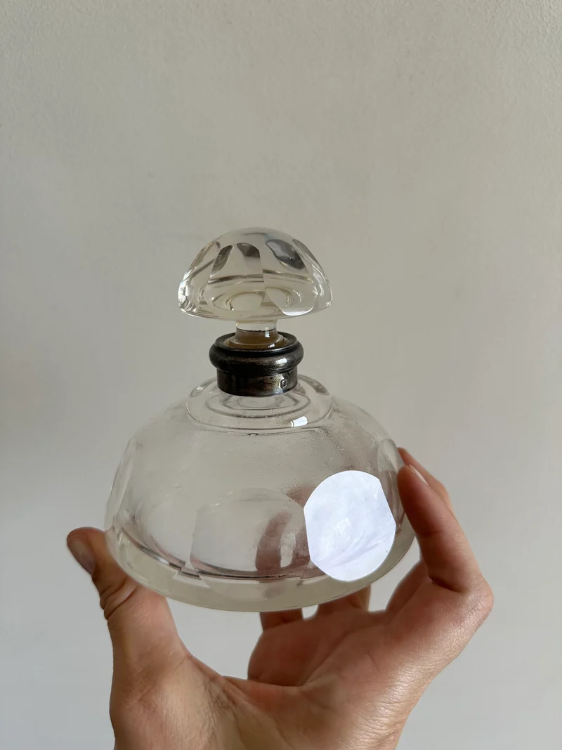 Flacon en verre moulé armature en argent