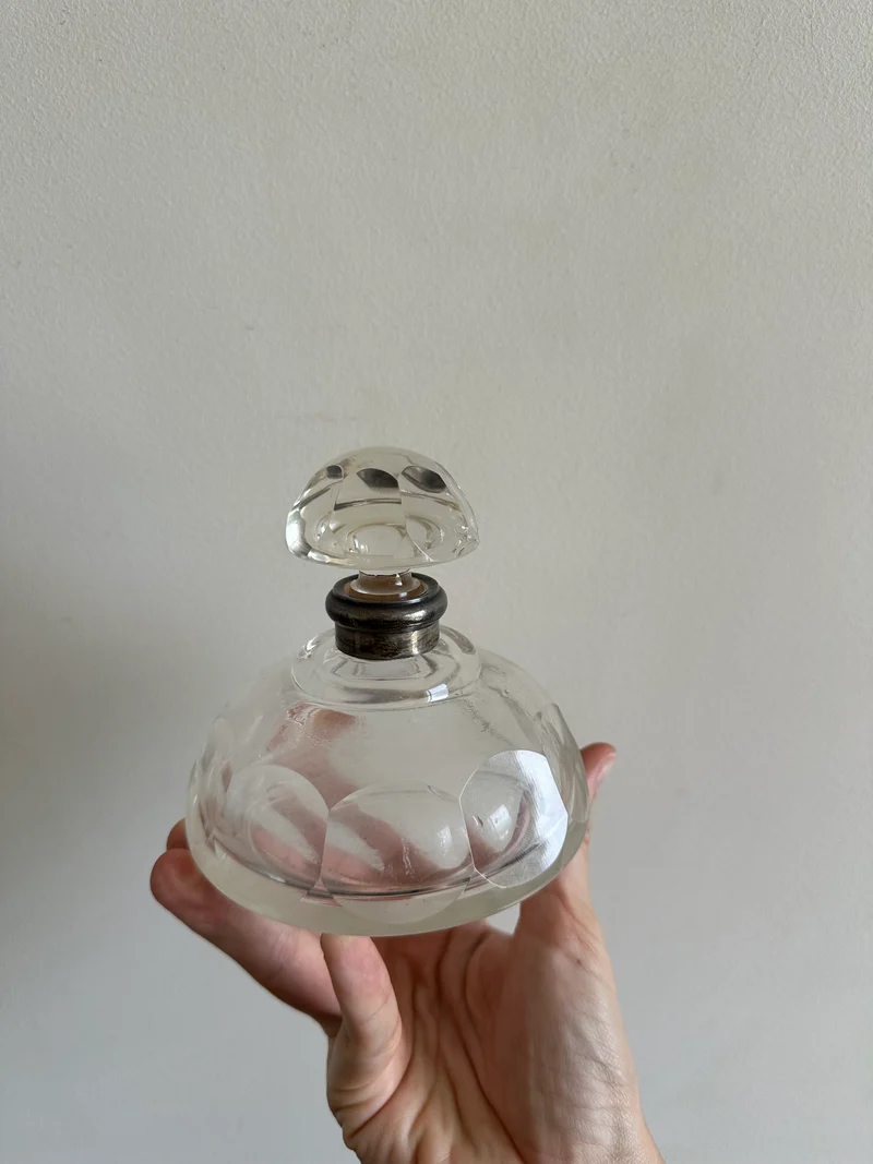 Flacon en verre moulé armature en argent