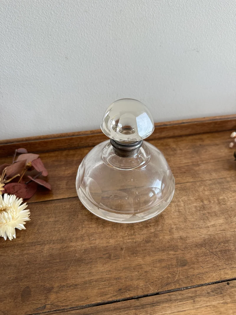 Flacon en verre moulé armature en argent