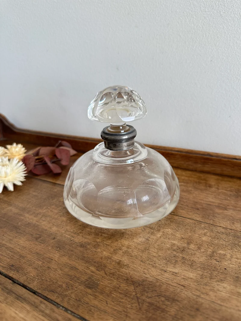 Flacon en verre moulé armature en argent
