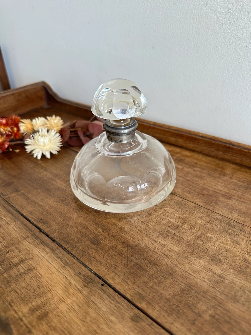 Flacon en verre moulé armature en argent