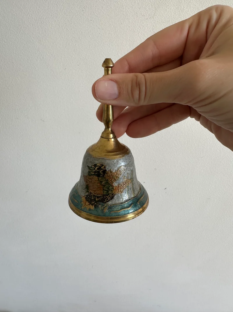Cloche en laiton émaillé bleu et or canards
