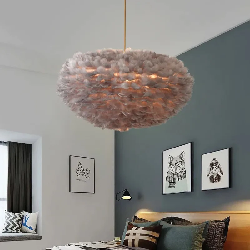 Suspension Frange en Plumes Colorées – Ambiance Feutrée et Douce