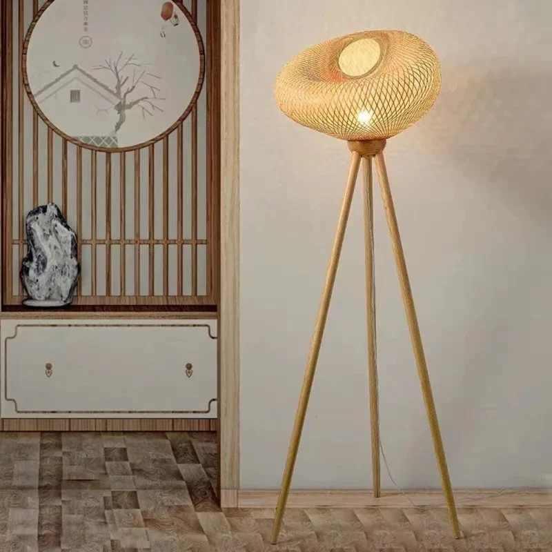 Lampadaire Trépied Bois et Bambou Tressé – Jeux d'Ombres Chaleureux