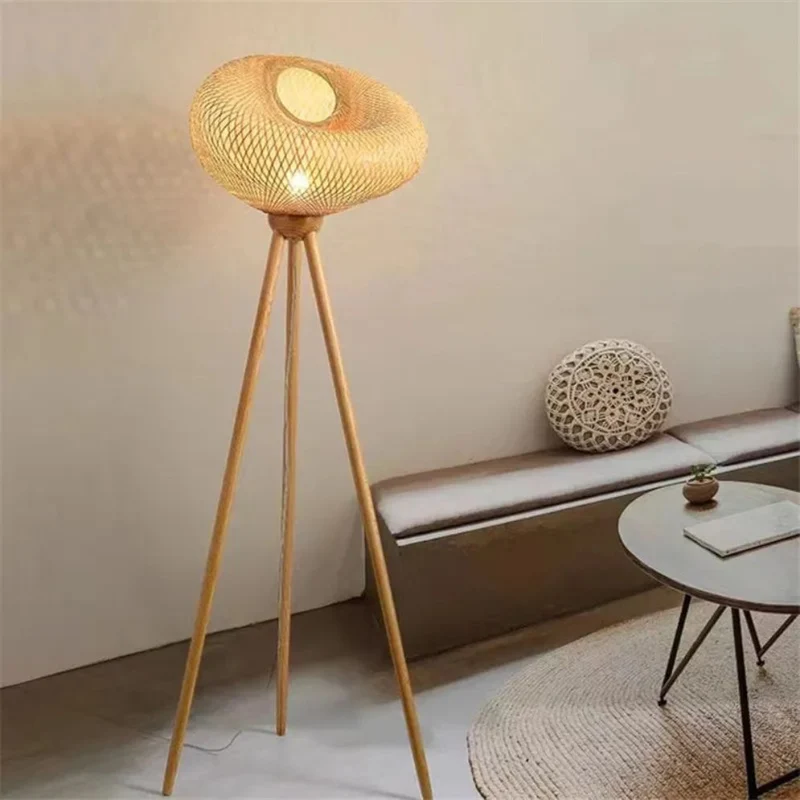 Lampadaire Trépied Bois et Bambou Tressé – Jeux d'Ombres Chaleureux