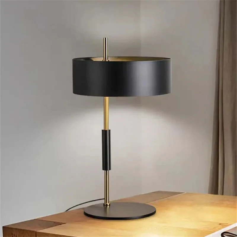 Lampe sur Pied Noir et Or Chromée – Format Lampadaire ou Table