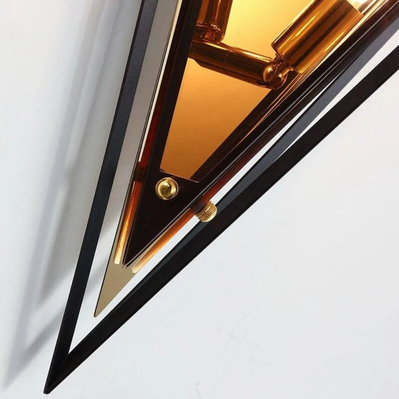 Applique Murale Couloir Triangulaire Ambrée – Style Torche Revisité