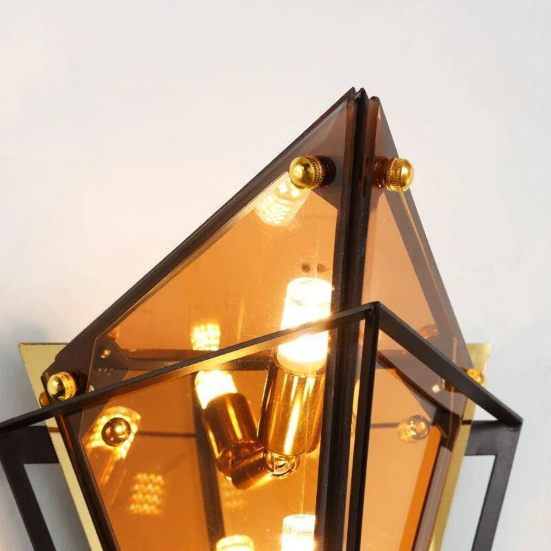 Applique Murale Couloir Triangulaire Ambrée – Style Torche Revisité
