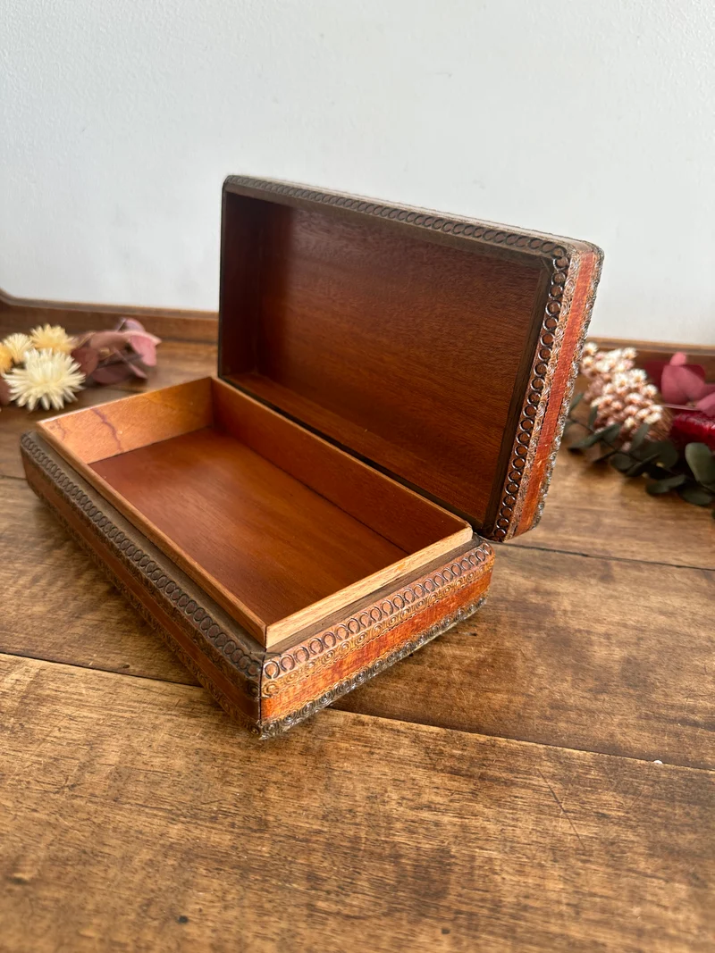 Boite rectangulaire en bois sculpté