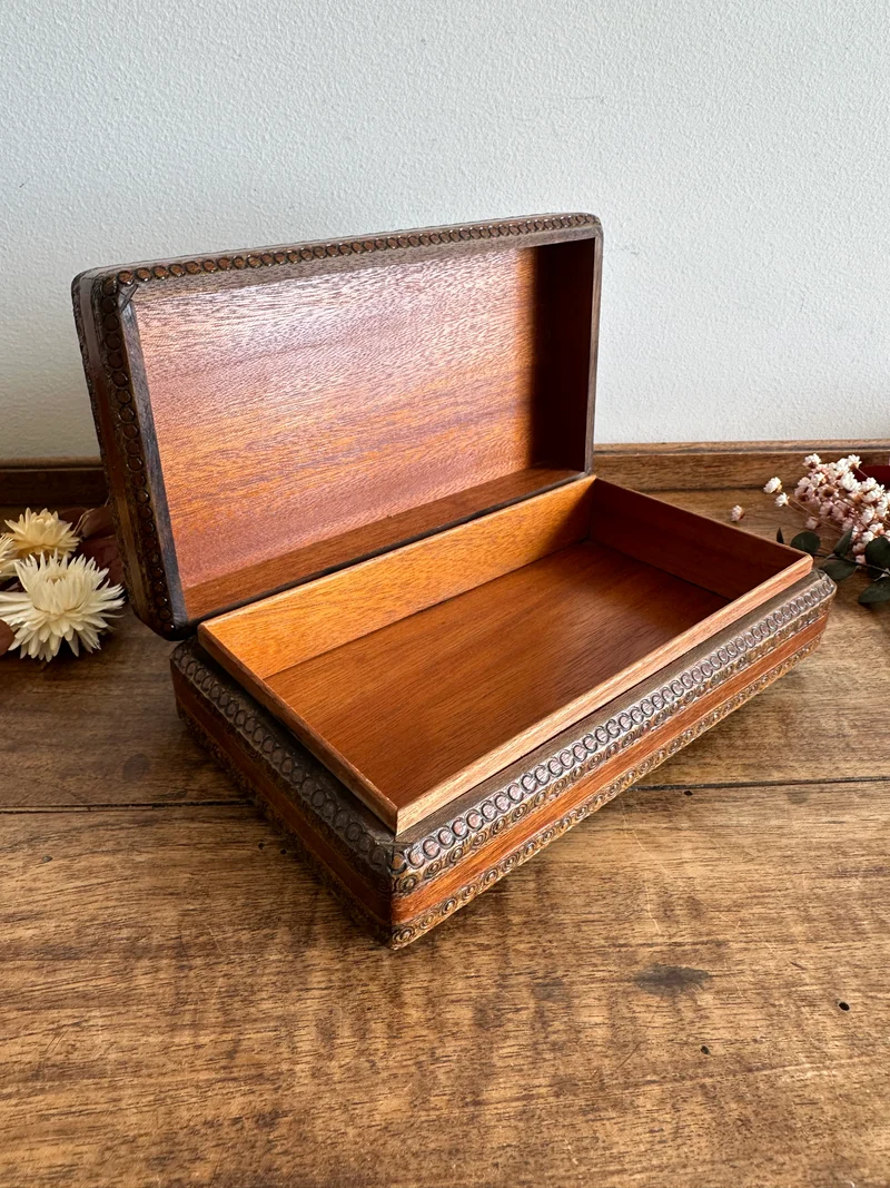 Boite rectangulaire en bois sculpté