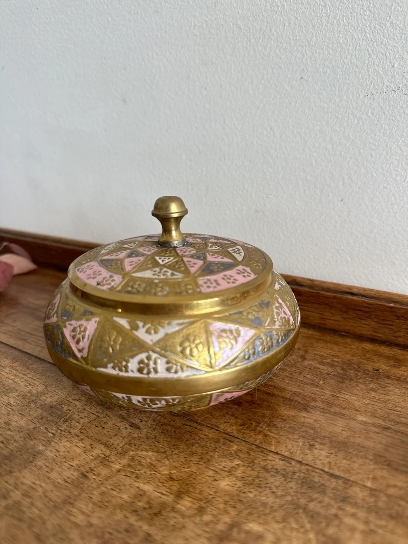 Bonbonnière en laiton émaillé or et rose