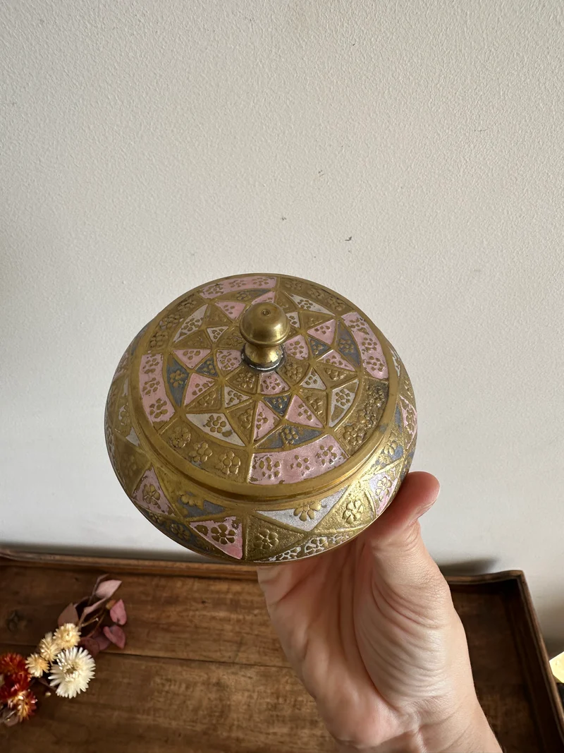 Bonbonnière en laiton émaillé or et rose