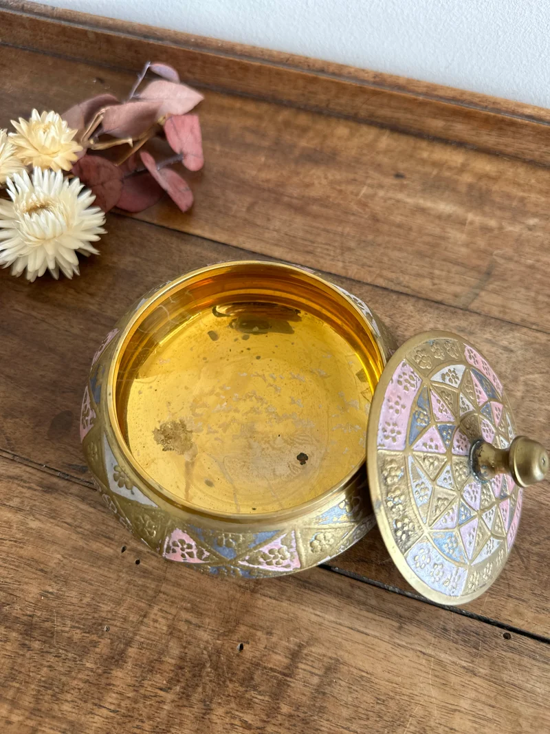 Bonbonnière en laiton émaillé or et rose