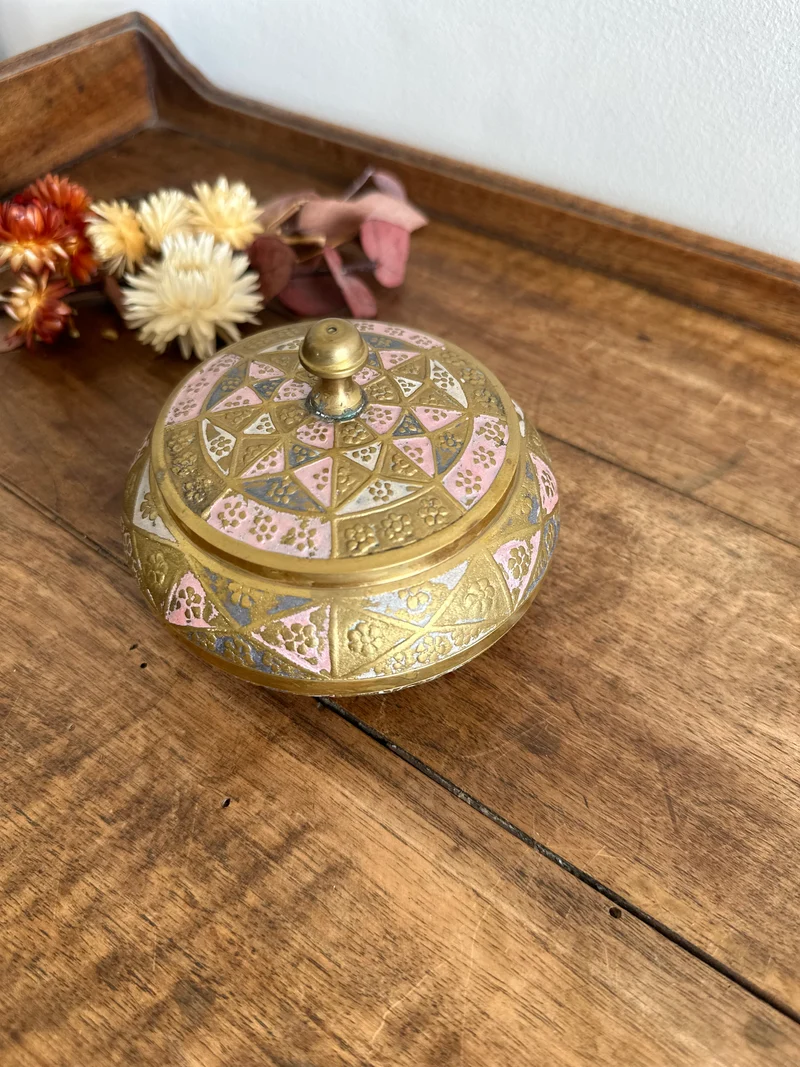 Bonbonnière en laiton émaillé or et rose