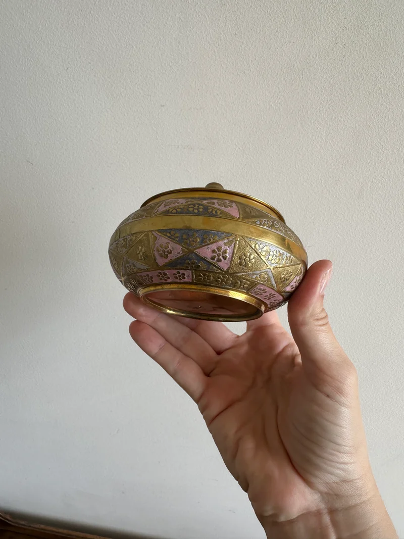 Bonbonnière en laiton émaillé or et rose