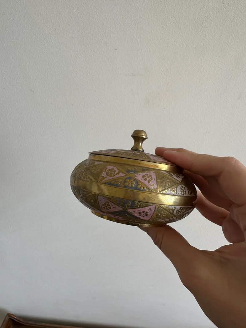 Bonbonnière en laiton émaillé or et rose