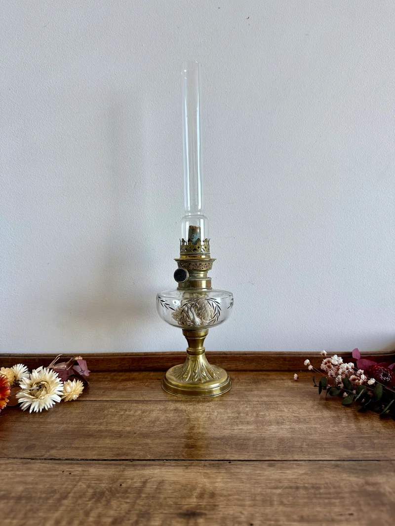 Lampe à pétrole réservoir en verre gravé pied en laiton début XXème