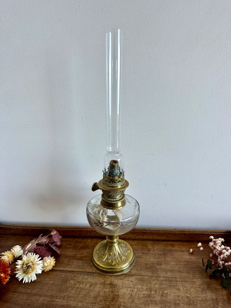 Lampe à pétrole réservoir en verre gravé pied en laiton début XXème