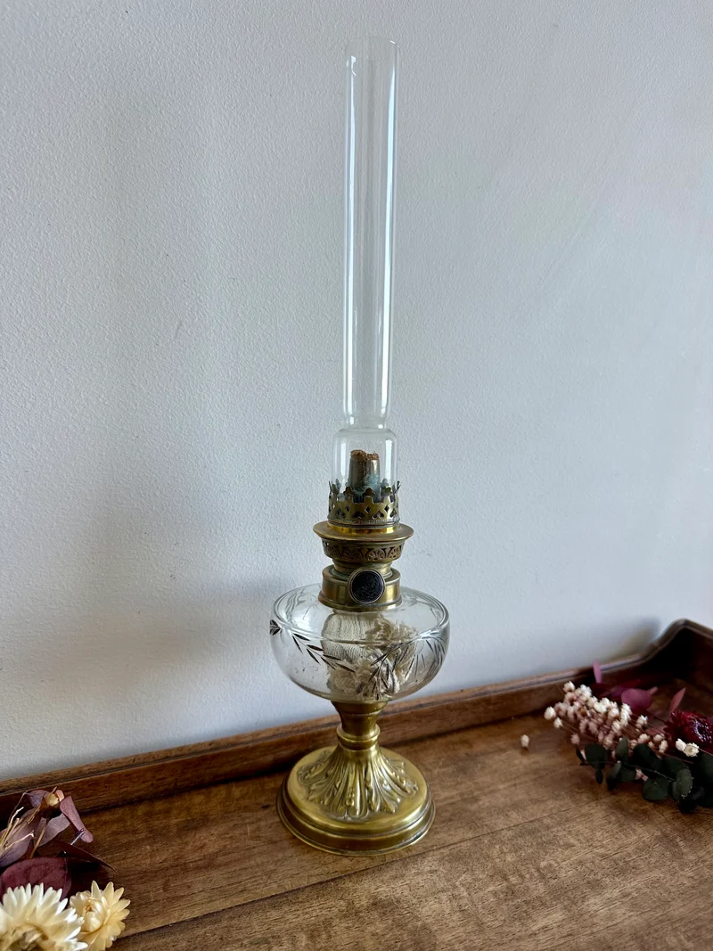 Lampe à pétrole réservoir en verre gravé pied en laiton début XXème